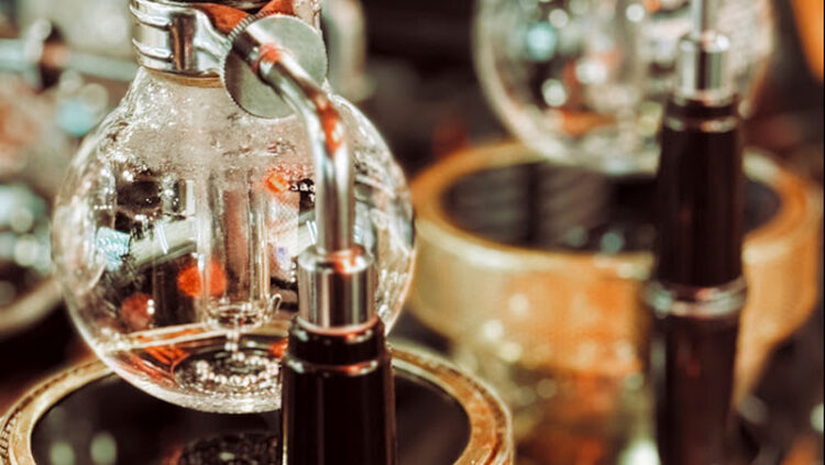 蘊含幾十年虹吸咖啡技術 宜蘭咖啡廳《咖啡煎焙所 喜代志》賽風壺萃取咖啡(民生頭條) 蘊含幾十年虹吸咖啡技術-宜蘭咖啡廳《咖啡煎焙所-喜代志》賽風壺萃取咖啡(民生頭條)