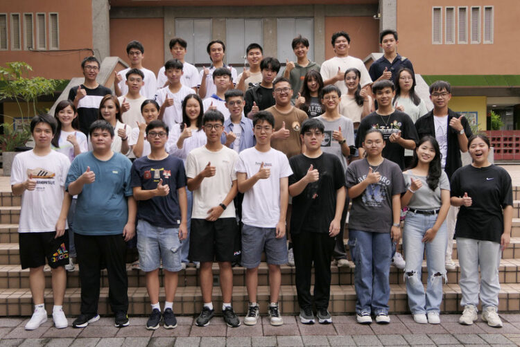 薇閣高中48人錄取醫牙學系 121人上台大比率奪冠 薇閣高中48人錄取醫牙學系 121人上台大比率奪冠