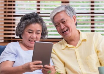 追求第二人生，視力是關鍵，退休老師想拉二胡還要看股票，「這種」人工水晶體最適合