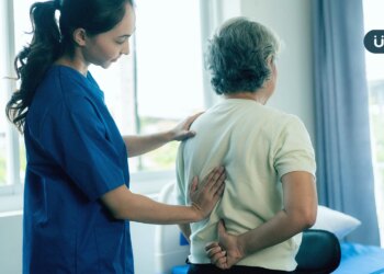 臥床長輩咳不出痰？小心呼吸困難！家屬必知「拍痰5步驟」防肺部感染