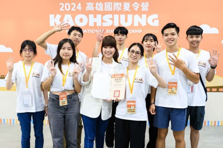 高雄國際夏令營結業獲好評 8國青年喊:盼再訪高雄 高雄國際夏令營結業獲好評-8國青年喊:盼再訪高雄