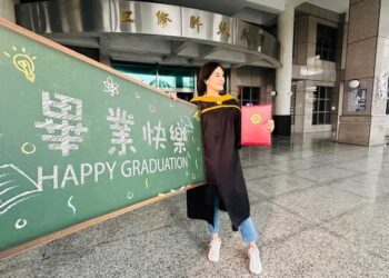 李眉蓁三年雪恥重獲碩士學位-選擇延遲畢業避開選戰鋒頭