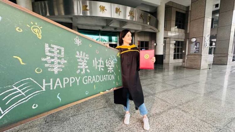 李眉蓁三年雪恥重獲碩士學位 選擇延遲畢業避開選戰鋒頭 李眉蓁三年雪恥重獲碩士學位-選擇延遲畢業避開選戰鋒頭