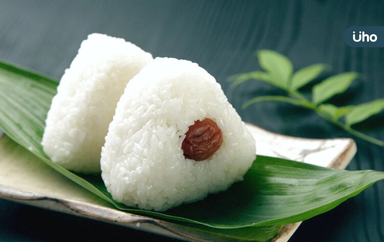有食譜》處暑儀式感下午茶!3步驟做「紫蘇梅飯糰」加點桑葚汁調色 有食譜》處暑儀式感下午茶!3步驟做「紫蘇梅飯糰」加點桑葚汁調色