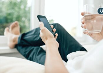 久坐滑手機，駝背又腰痠？醫「3招」維持正確姿勢：手機支架也有用