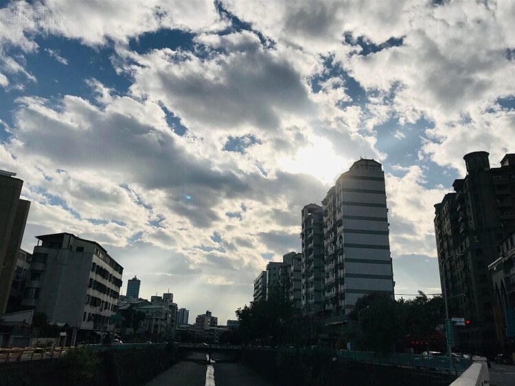 銀行限貸災情慘烈 利率狂開地圖炮…掃到無辜受害者 銀行限貸災情慘烈-利率狂開地圖炮…掃到無辜受害者