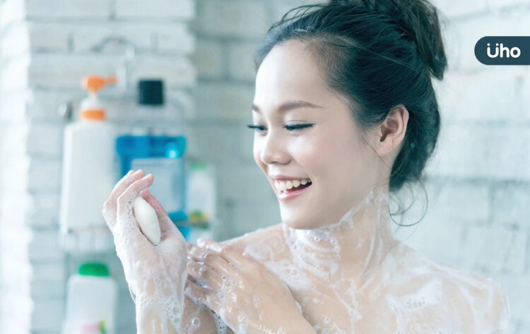 洗澡怎麼洗才乾淨?用沐浴巾、海綿都不對!專家:直接「手洗」最好 洗澡怎麼洗才乾淨?用沐浴巾、海綿都不對!專家:直接「手洗」最好