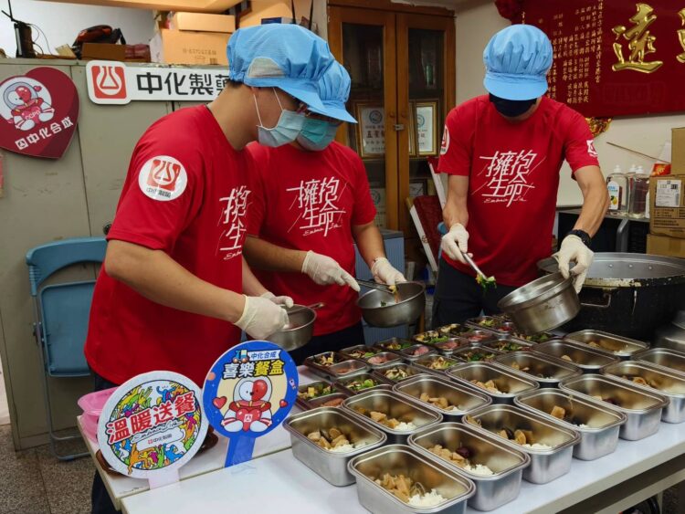 中化企業守護社區獨老 一年親送上萬餐盒溫暖不間斷 中化企業守護社區獨老-一年親送上萬餐盒溫暖不間斷