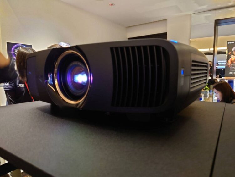 解放色彩「高亮」時代來臨!Epson 發表 4K 雷射投影機 EH-QB1000B 解放色彩「高亮」時代來臨!Epson  發表 4K 雷射投影機 EH-QB1000B