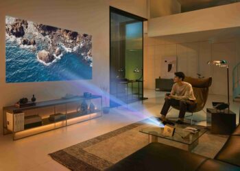 輕巧美型、4K 高畫質、坐擁百吋畫面　LG CineBeam Q 小銀河 4K 微型投影機登台