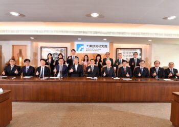 視察工研院 卓揆：扮護國角色 做世界科技領頭羊