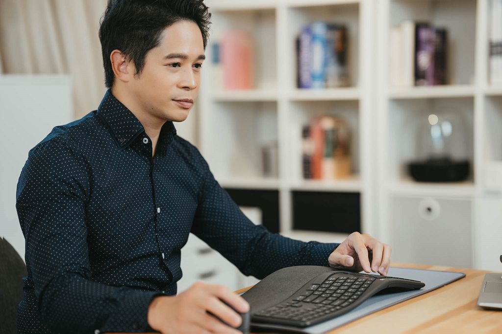 Logitech 人體工學滑鼠 ERGO S 和 ERGO M575 S 升級版開賣 Logitech 人體工學滑鼠 ERGO S 和 ERGO M575 S 升級版開賣