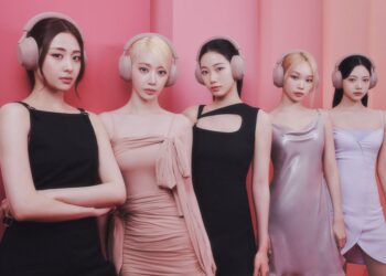 韓國女團 LE SSERAFIM 時尚詮釋，Sony 旗艦級 1000X 耳機系列新色玫瑰灰登場