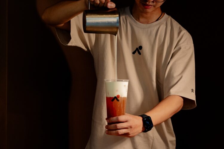 2024 IG爆紅 仛寂風手搖飲推無咖啡因茶、菜燕青茶 2024 IG爆紅東區最美手搖「青山」推四款高山青茶、蕎麥珍珠