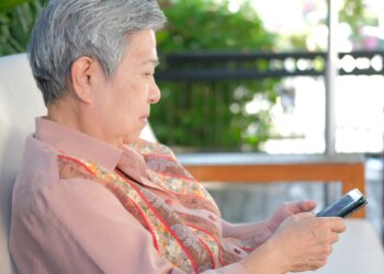 長輩滑手機用眼問題複雜化，老花、近視又散光，白內障手術解決厚眼鏡困擾