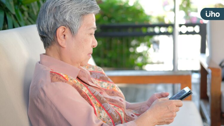 長輩滑手機用眼問題複雜化,老花、近視又散光,白內障手術解決厚眼鏡困擾 長輩滑手機用眼問題複雜化,老花、近視又散光,白內障手術解決厚眼鏡困擾