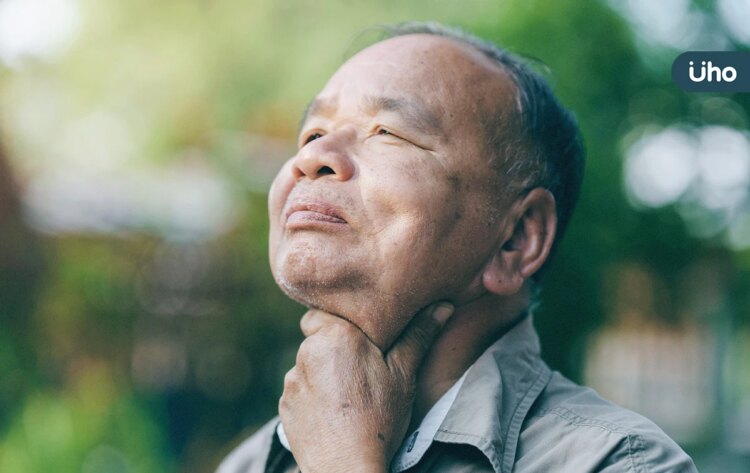 中風後吞嚥困難、喝水嗆咳恐致命!5步驟「下巴阻抗運動」練喉嚨 中風後吞嚥困難、喝水嗆咳恐致命!5步驟「下巴阻抗運動」練喉嚨