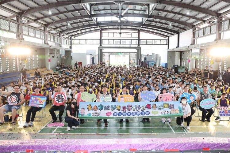 南市「友善校園週」登場 黃偉哲籲學子牢記「五不四要」自我保護原則 南市「友善校園週」登場-黃偉哲籲學子牢記「五不四要」自我保護原則