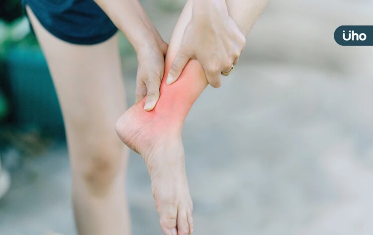 腳踝扭傷腫又痛,只有冰敷還不夠!復健醫教「多做1動作」加速消腫 腳踝扭傷腫又痛,只有冰敷還不夠!復健醫教「多做1動作」加速消腫