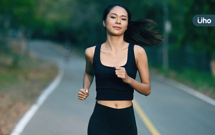 夏天跑步出汗,排毒又燃脂!練跑前必知「8大原則」口渴前就要喝水 夏天跑步出汗,排毒又燃脂!練跑前必知「8大原則」口渴前就要喝水