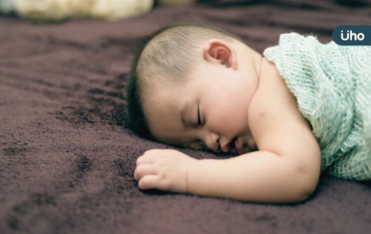 可愛抱枕、軟床墊⋯都超危險！醫警告「與大人同床」-恐害嬰兒猝死