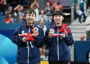 高雄大學學生田曉雯、林姿妤-巴黎帕運桌球女雙摘銀