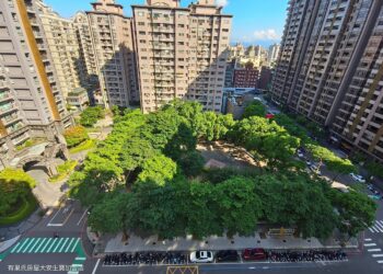 套在最高點？捧千萬頭期款仍恐慌買房-專家示警「1危機」比高房價還可怕