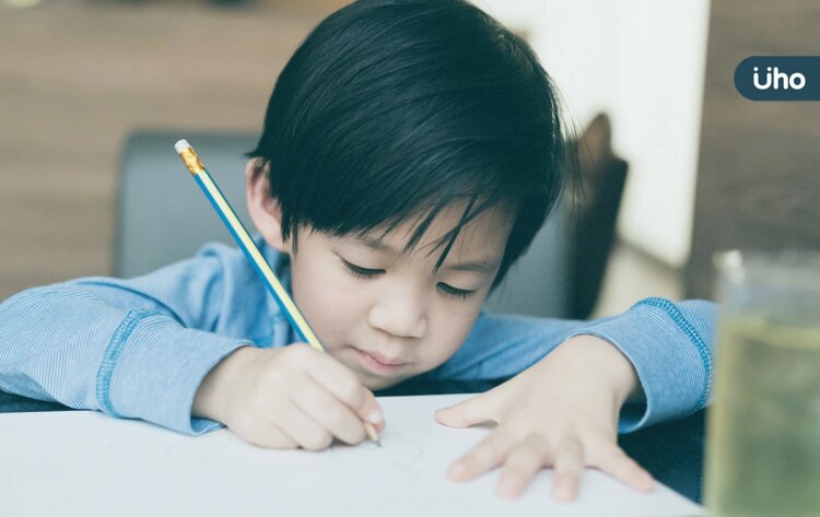 孩子筆拿不穩⋯小心「手弓」發展不佳!醫教「5招訓練」加強肌肉穩定 孩子筆拿不穩⋯小心「手弓」發展不佳!醫教「5招訓練」加強肌肉穩定