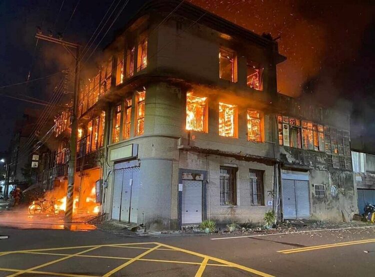 嘉義「百年戲院」陷火海! 歷史建築燃燒殆盡民眾不捨 嘉義「百年戲院」陷火海!-歷史建築燃燒殆盡民眾不捨