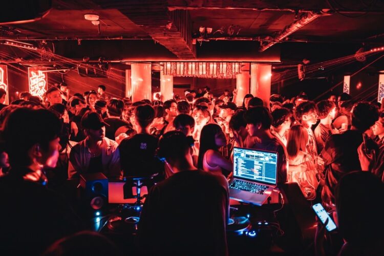 最high「星期五晚上」-在高雄！歌迷同歡-16蹲挑戰-主題前夜祭提前炒熱演唱會商機