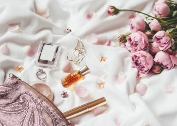 時尚部落客推薦-5種有趣的香水噴法