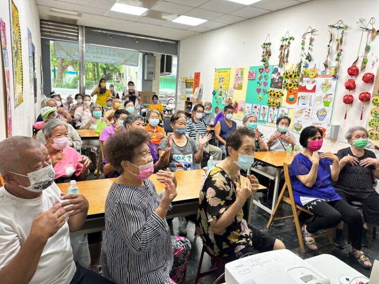 老協樂齡共學堂 高雄熱鬧開課 助老大人活躍老化 中秋溫暖同樂 老協樂齡共學堂-高雄熱鬧開課-助老大人活躍老化-中秋溫暖同樂