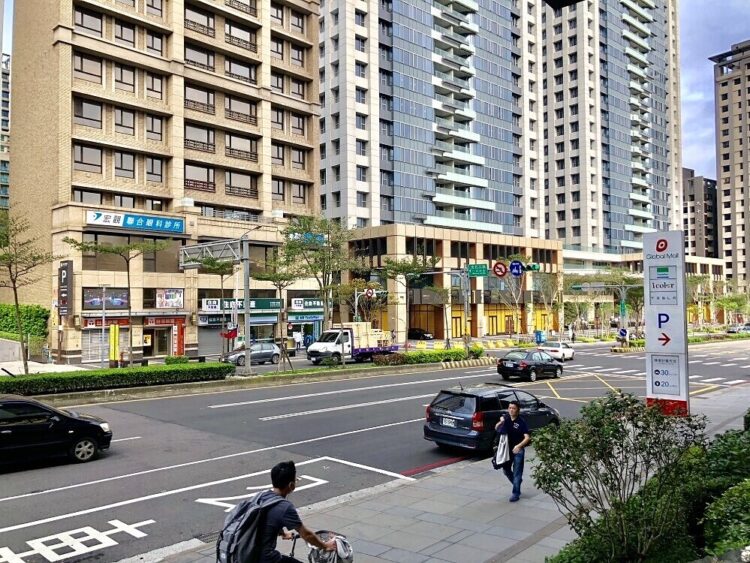 林口vs.淡水「一坪差17萬」追不到車尾燈了 林口vs.淡水「一坪差17萬」追不到車尾燈了