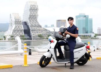 騎乘機車頭戴安全帽為重要守則-選購具有認證標章並留意使用年限