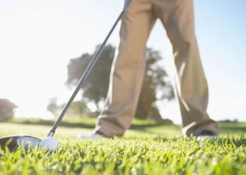 企業家打高爾夫視力變差揮桿總落空，以為近視變深換眼鏡皆無法改善，一檢查才知白內障作祟