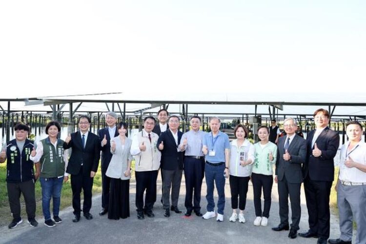 行政院長卓榮泰視察臺南漁電共生案場 黃偉哲:全力配合中央發展綠電並保護農漁業 行政院長卓榮泰視察臺南漁電共生案場-黃偉哲:全力配合中央發展綠電並保護農漁業