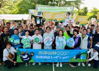 赴漯底山自然公園淨山-鼓勵民眾響應2050淨零碳排目標。