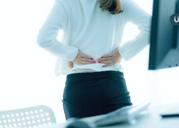 上班族怎麼坐，才不會傷脊椎？醫教「正確坐姿」少1動作腰痠背痛