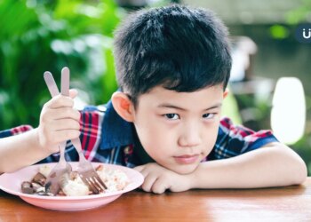 孩子吃飯慢吞吞，爸媽等到快抓狂？醫授4招「催飯技巧」光速清盤