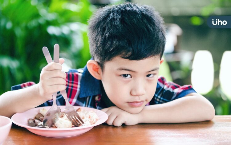 孩子吃飯慢吞吞,爸媽等到快抓狂?醫授4招「催飯技巧」光速清盤 孩子吃飯慢吞吞,爸媽等到快抓狂?醫授4招「催飯技巧」光速清盤