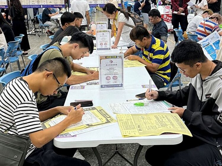 高雄大型徵才活動9月21日上午於高雄中學體育館登場 高雄大型徵才活動9月21日上午於高雄中學體育館登場