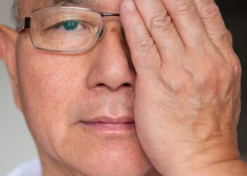 黃斑部病變如「房屋漏水不修」下場超慘！醫教「1招」在家30秒就能測