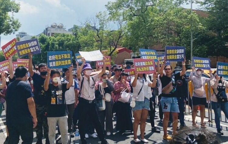 加熱菸走私猖獗 民團大跳三振舞諷政府圖利水貨商 加熱菸走私猖獗-民團大跳三振舞諷政府圖利水貨商