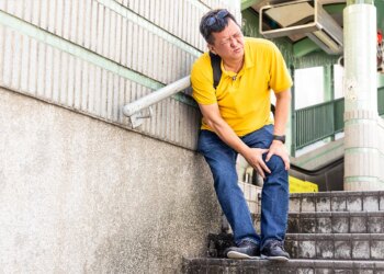 搭捷運、過馬路有「這行為」竟是中年警訊？醫警告「骨折風險」恐飆增