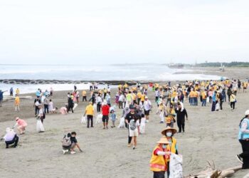 國際淨灘日千人齊聚台南黃金海岸-黃偉哲感謝志工愛地球守護環境