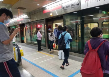 高雄捷運電力異常影響行車-昨晚才恢復全線通車-民眾上網抱怨不便