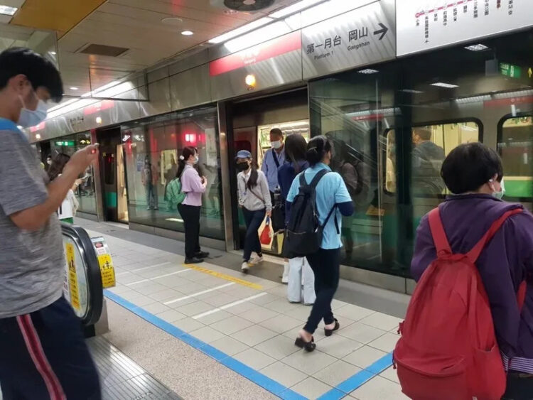 高雄捷運電力異常影響行車 昨晚才恢復全線通車 民眾上網抱怨不便 高雄捷運電力異常影響行車-昨晚才恢復全線通車-民眾上網抱怨不便