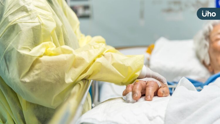 COVID-19降溫?感染科醫憂民眾過於樂觀:每週仍有幾十名死亡案例,年長者進出醫院沒停過 covid-19降溫?感染科醫憂民眾過於樂觀:每週仍有幾十名死亡案例,年長者進出醫院沒停過