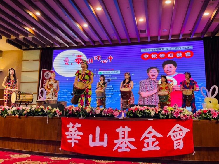 孤老歡聚慈善餐會 宛如置身精彩秀場 孤老歡聚慈善餐會-宛如置身精彩秀場