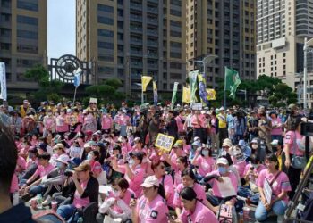 高雄市立大同醫院經營權易主引發爭議：高醫醫護集體抗議長庚接手